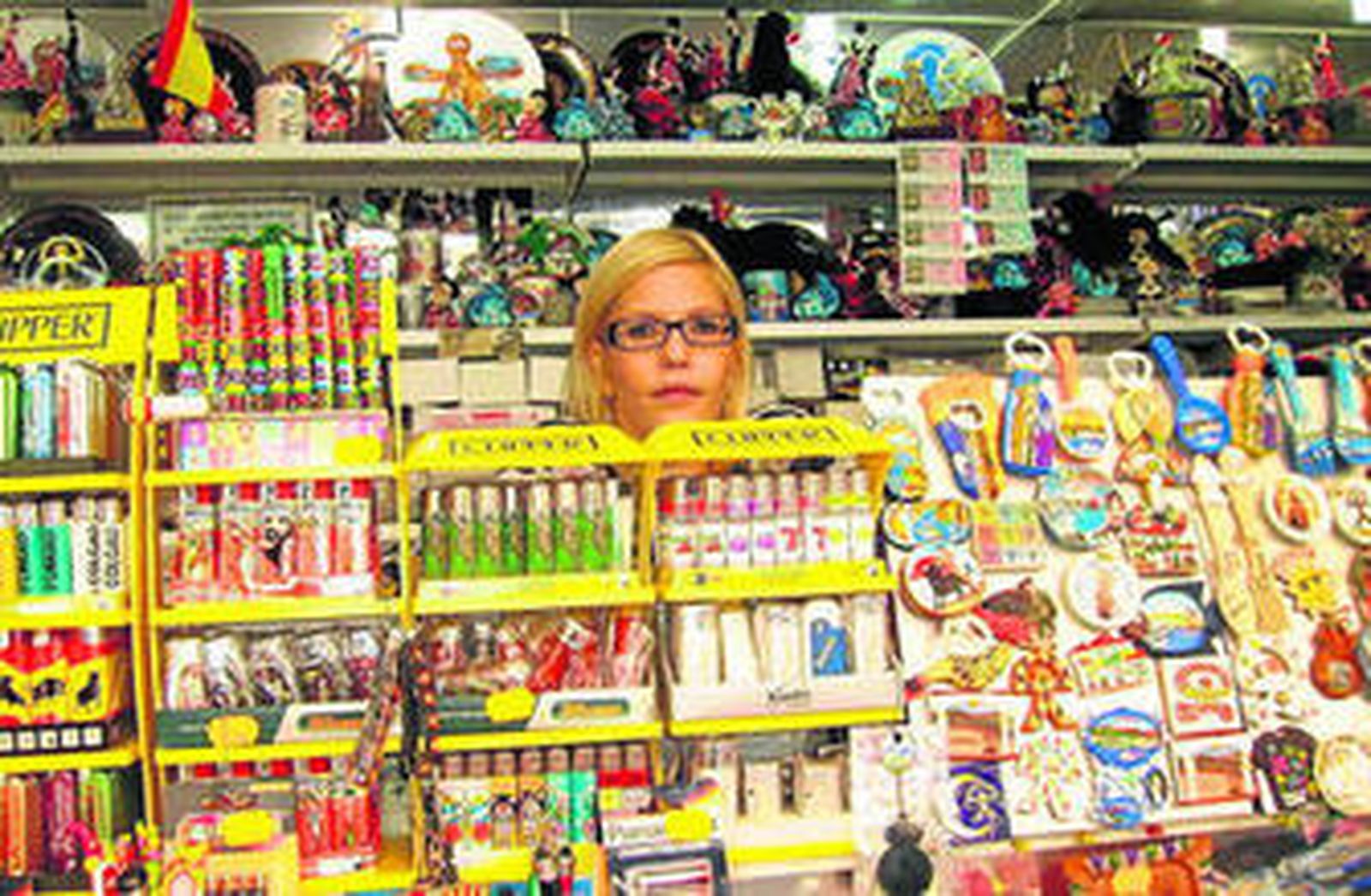 María Yepes al frente de su quiosco de souvenirs situado en el Paseo de Almería.