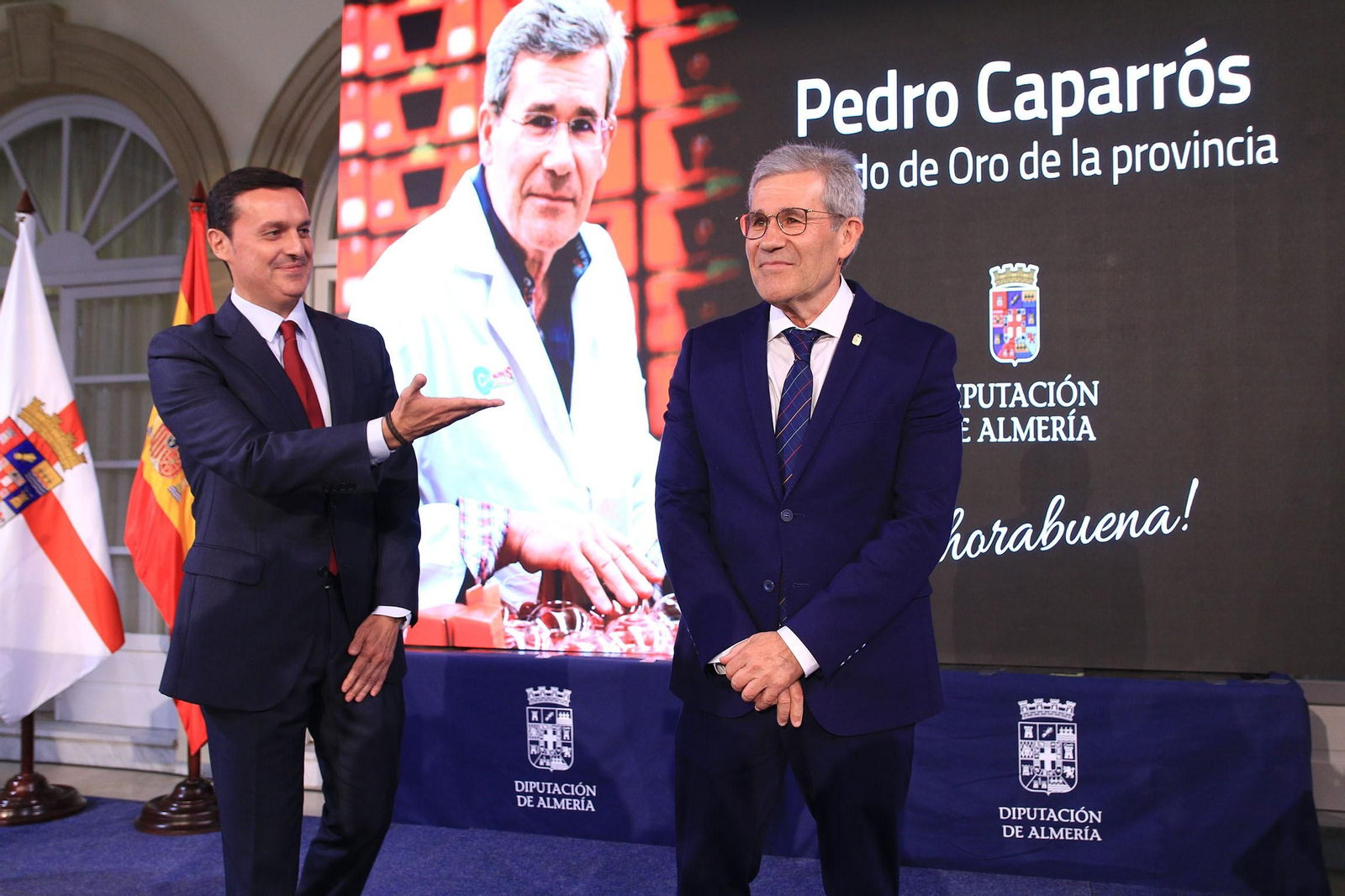 La diputación impone el Escudo de la Provincia a Pedro Caparrós