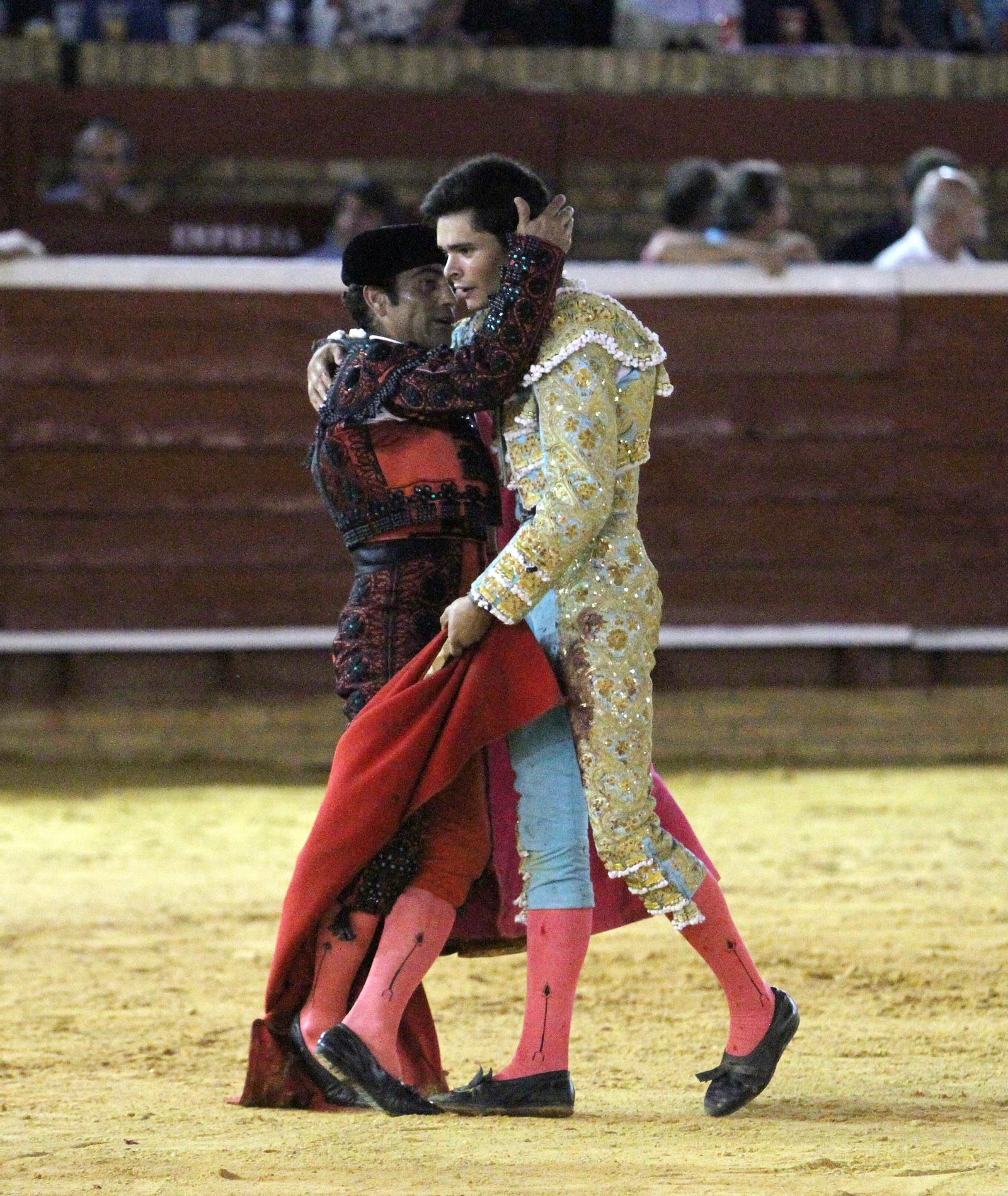 Juan Silva "Juanito" sale a hombros en la Plaza de toros La Merced, en imágenes