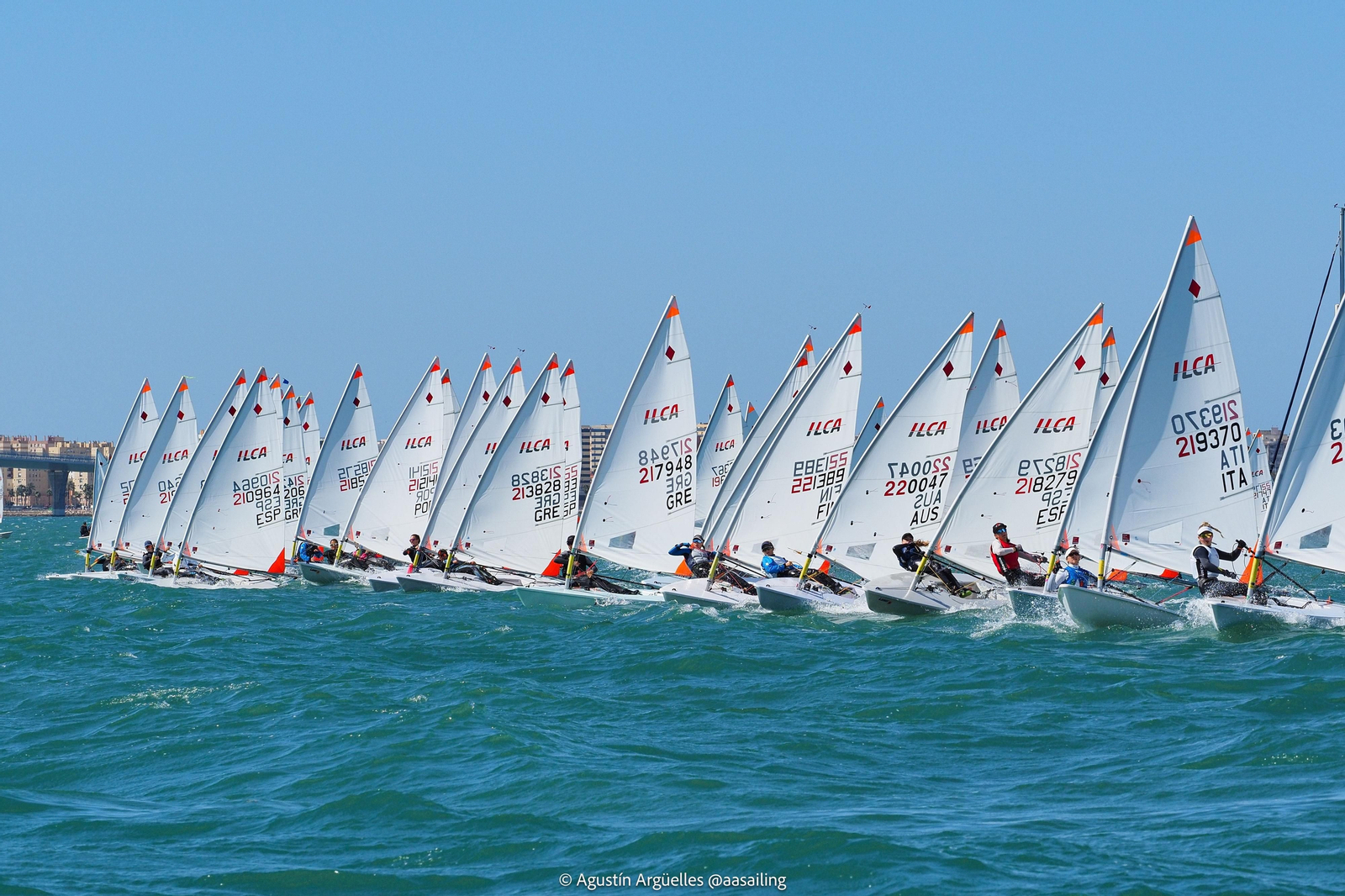 Un instante de la primera jornada del Europeo de ILCA 4.