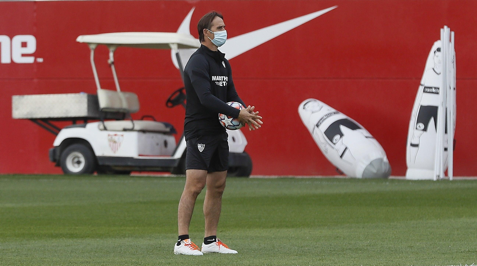 Lopetegui, con el balón entre sus manos, como definiendo su estilo.
