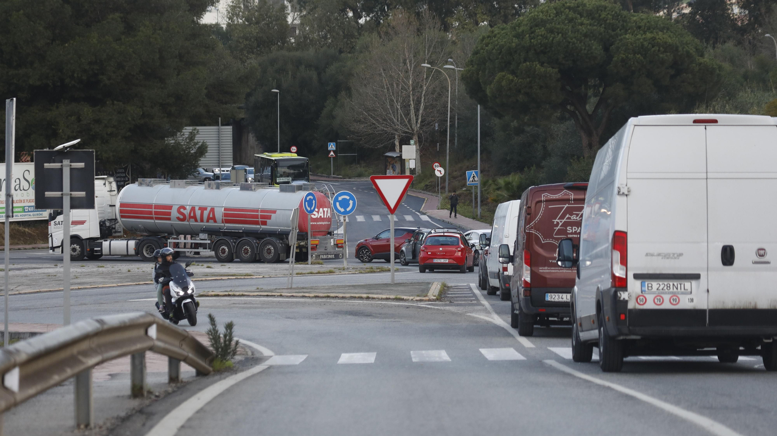 Imágenes del corte de la A-7 por los trabajadores de Acerinox en huelga, este viernes