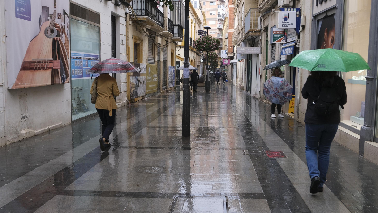 Los almerienses expresan su alegría por la lluvia