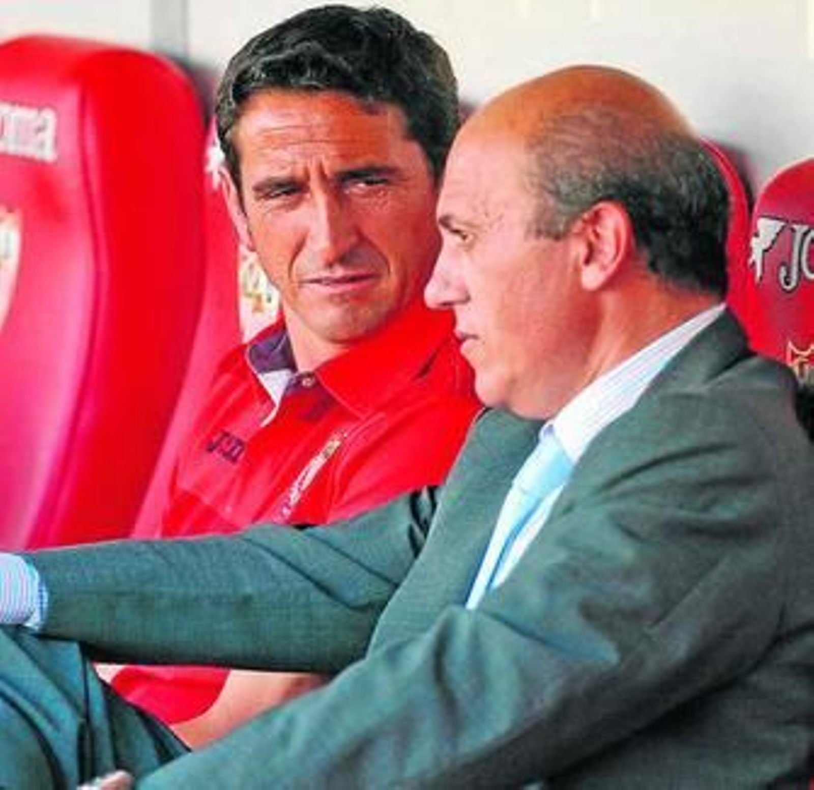 Jiménez escucha con atención a Del Nido antes de un partido.