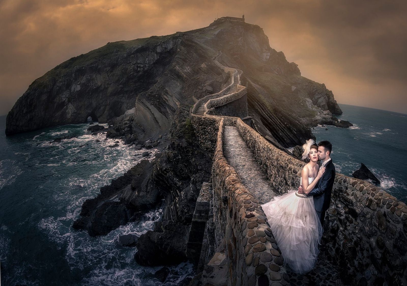 Una espectacular foto de boda realizada por el fotógrafo almeriense en San Juan de Gaztelugatxe.