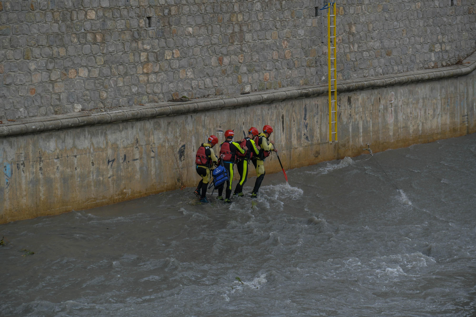 Fotos: Las mejores imágenes del simulacro de rescate de un coche accidentado en el río Genil de Granada