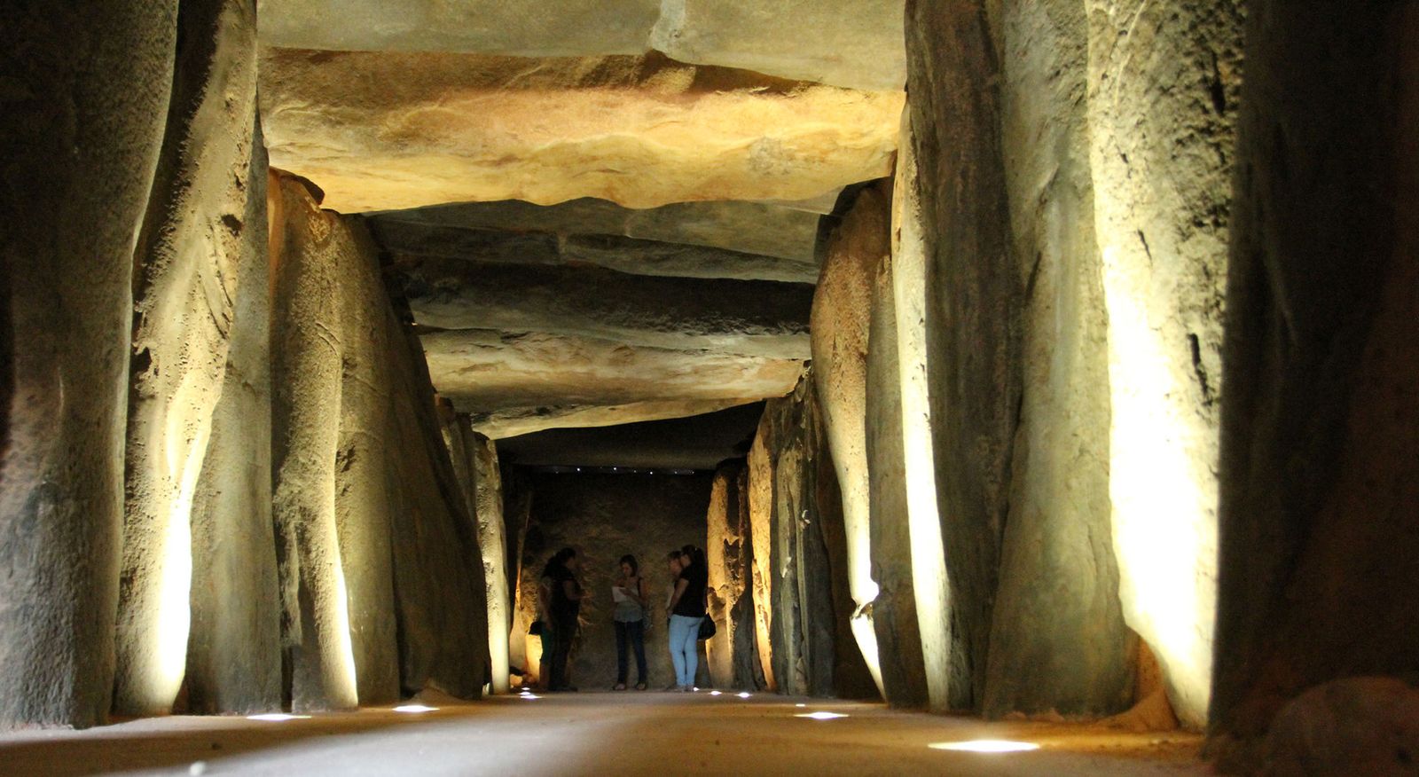 Interior de una de las galerías del Dolmen de Soto.