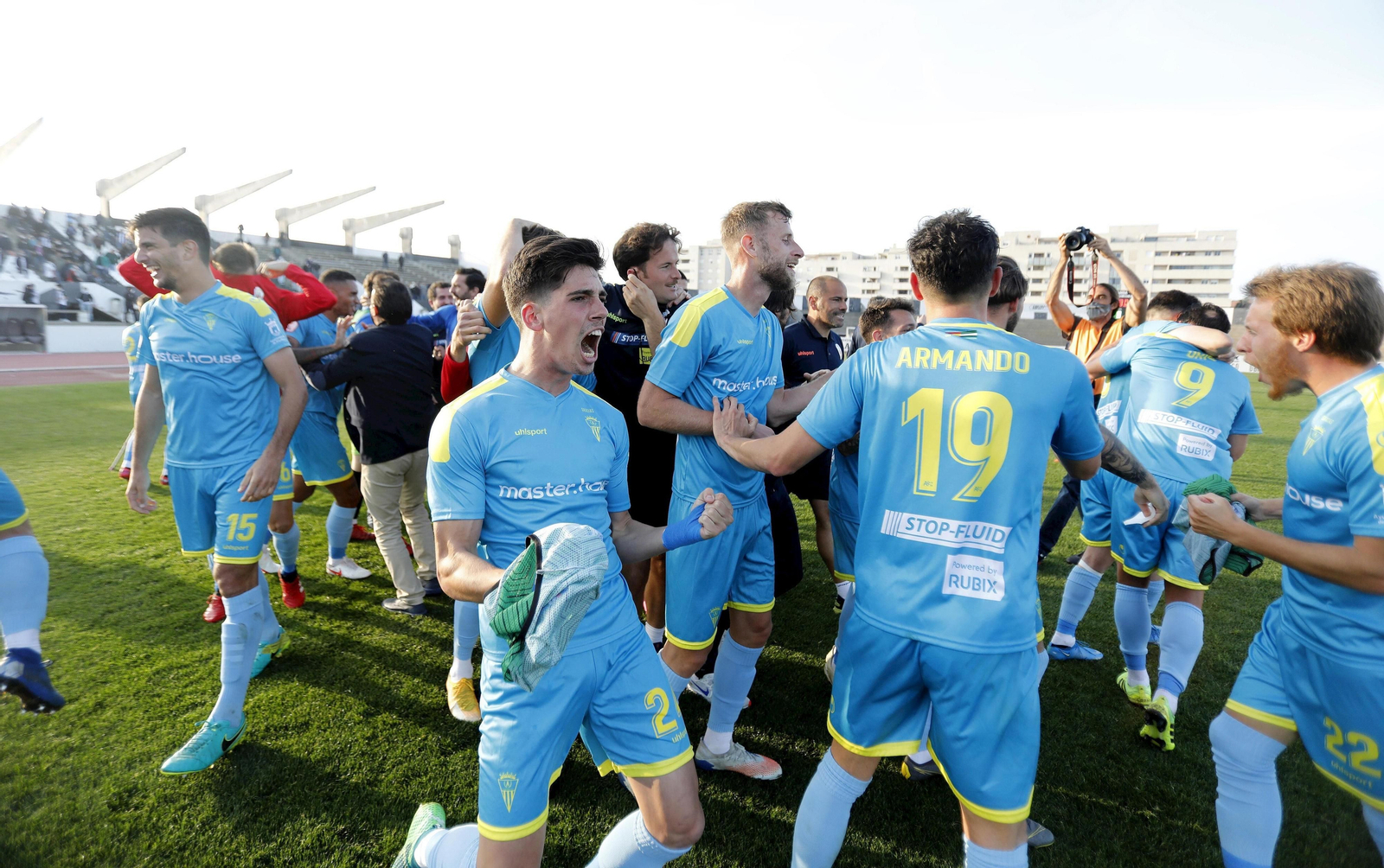 La plantilla del Algeciras celebra su ascenso en La Línea.
