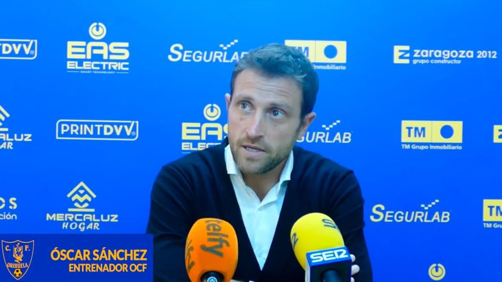 Óscar Sánchez, entrenador del Orihuela, en rueda de prensa Óscar Sánchez, entrenador del Orihuela, en rueda de prensa