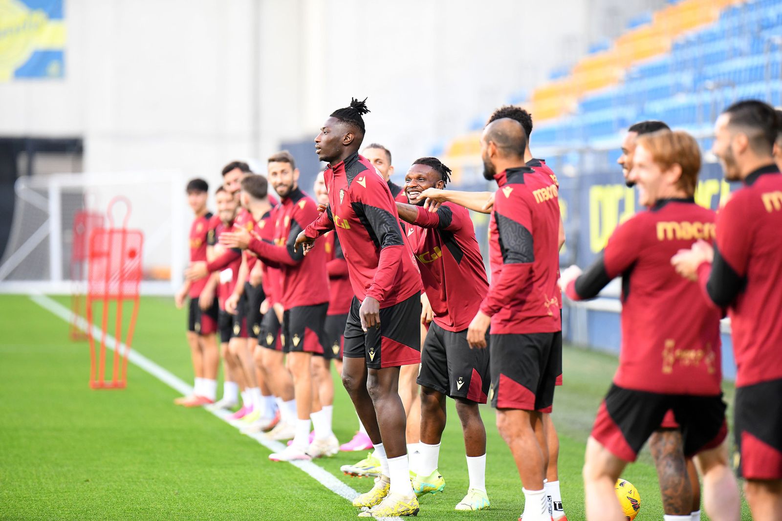Los jugadores, alineados en la banda de Preferencia en el entreno celebrado esta semana en el estadio.