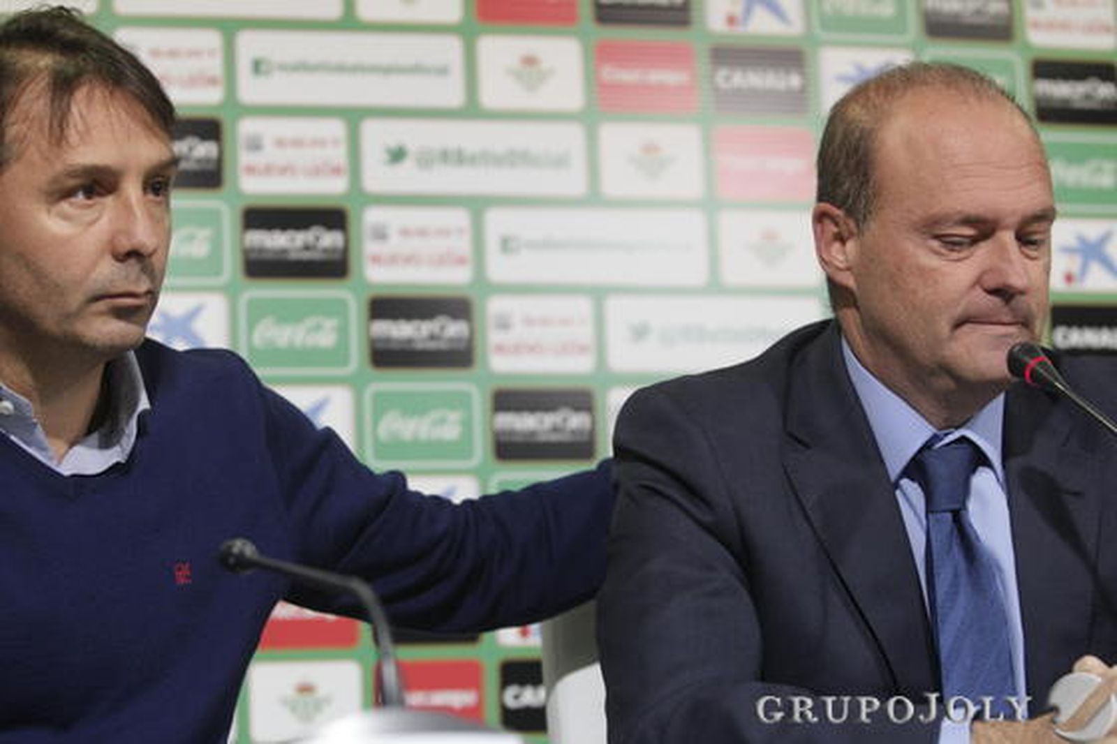 Stosic da una palmada en la espalda a Mel durante su despedida. / Antonio Pizarro