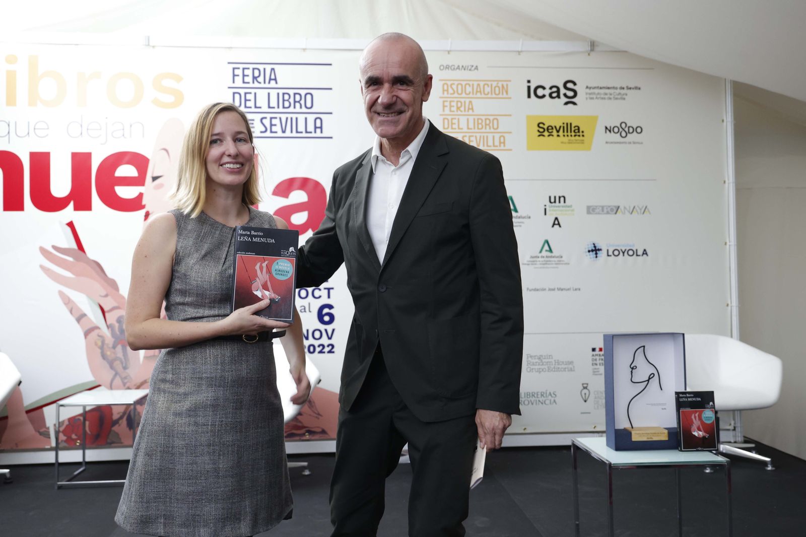 Marta Barrio, la ganadora del Premio Almudena Grandes, con el alcalde de Sevilla Antonio Muñoz.