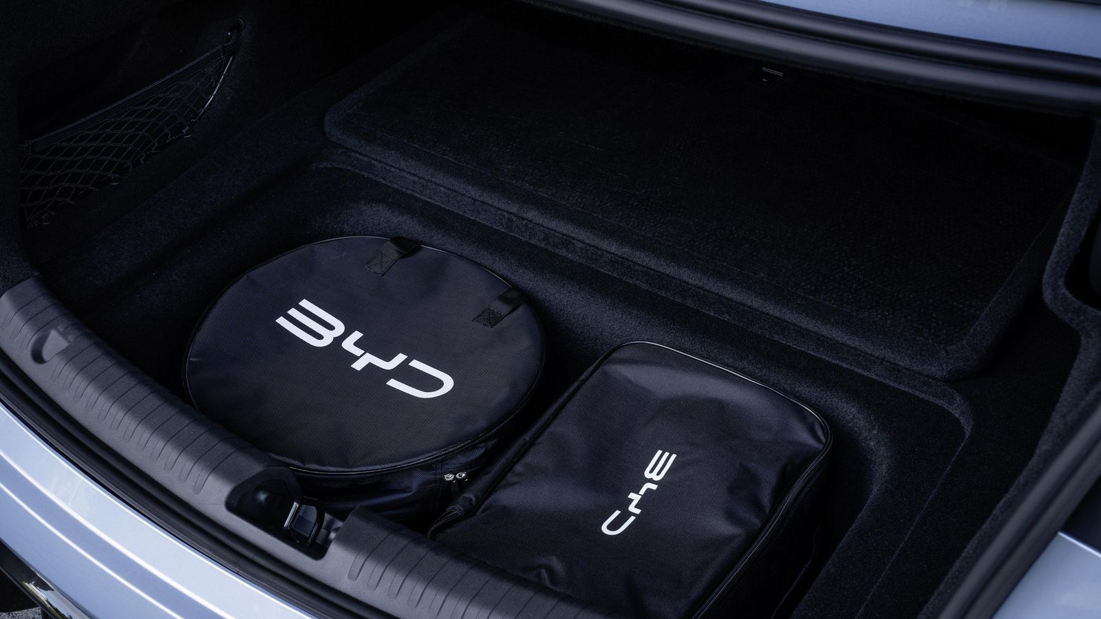 Este hueco bajo el piso es adecuado para llevar los cables de carga, por ejemplo; pero exige sacar las maletas en un viaje para acceder a ellos. Mejor usar el hueco bajo el capó delantero.