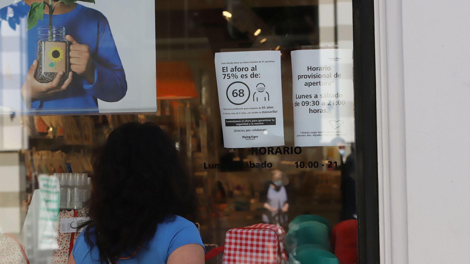 Cartel informativo de las medidas Covid en un establecimiento del centro, días atrás.