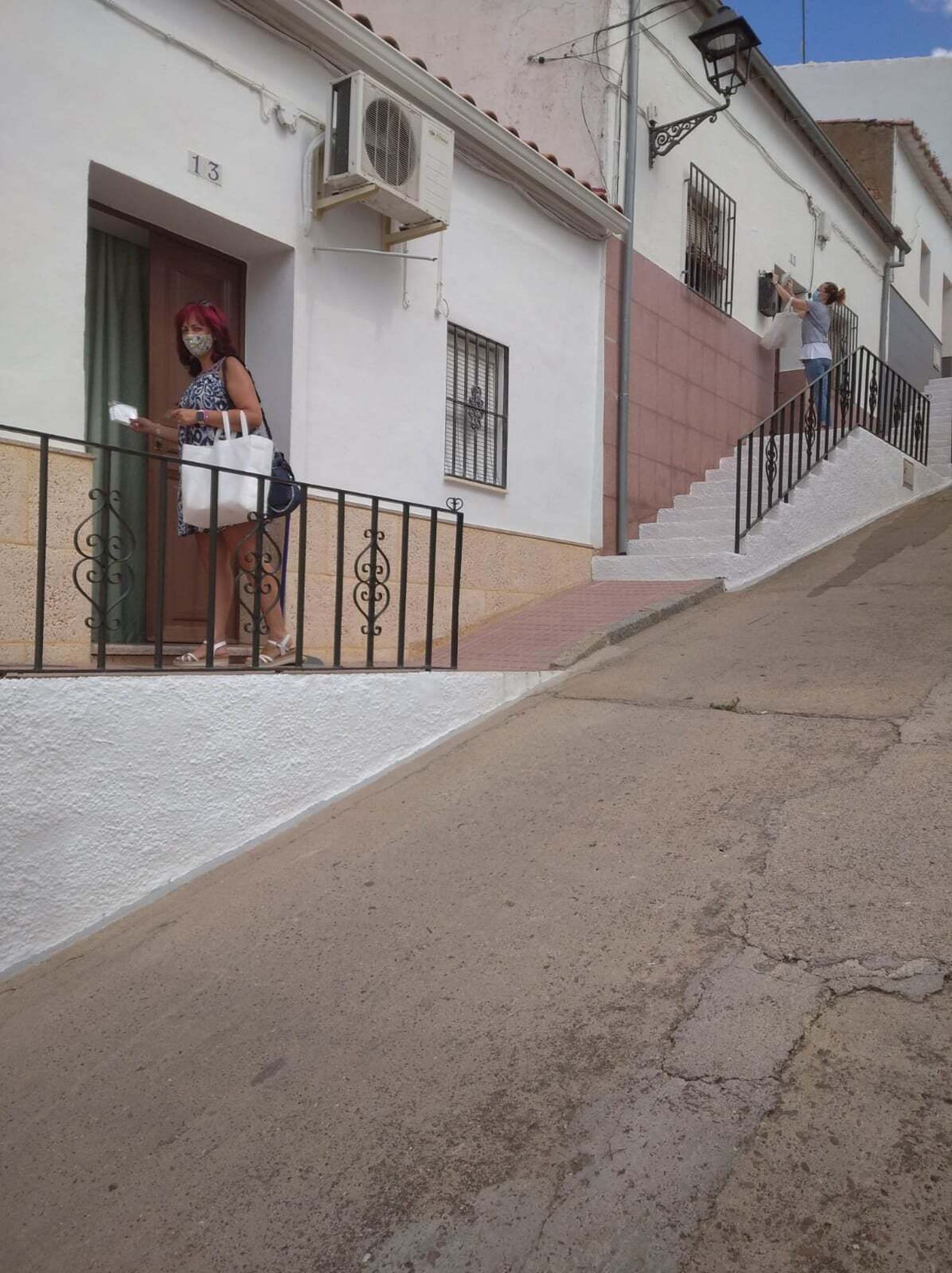 Reparto a domicilio de mascarillas en Villaharta.