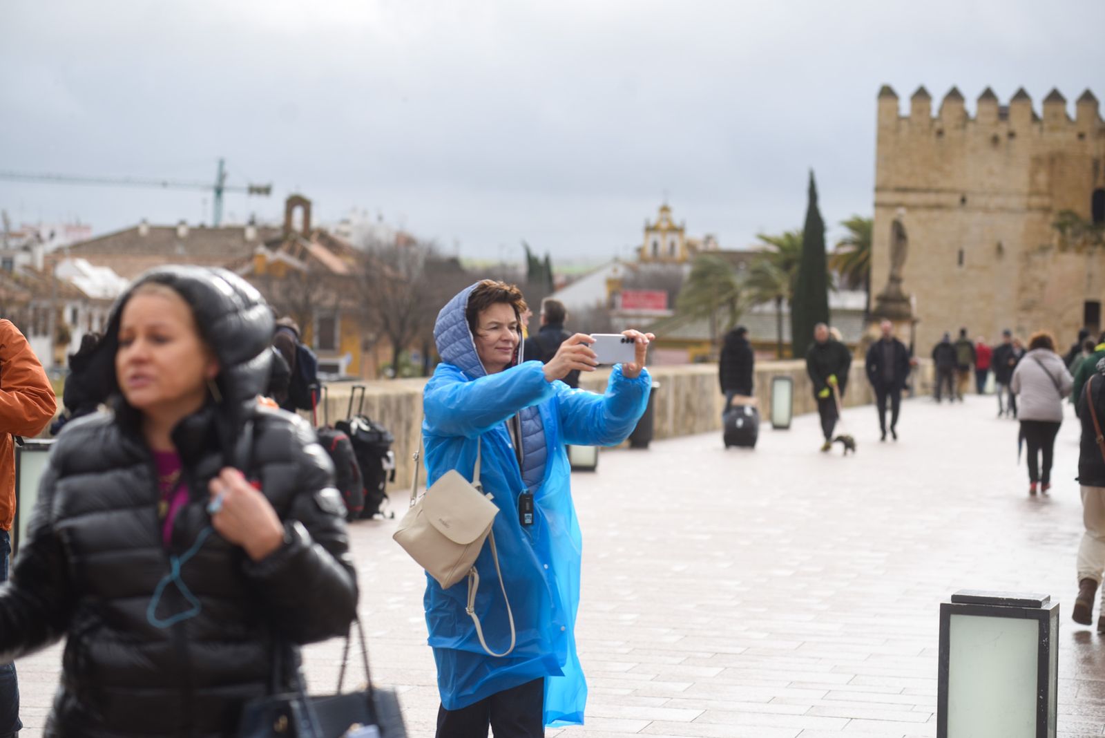 Las fuertes rachas de viento y la lluvia dejan las calles de Córdoba vacías