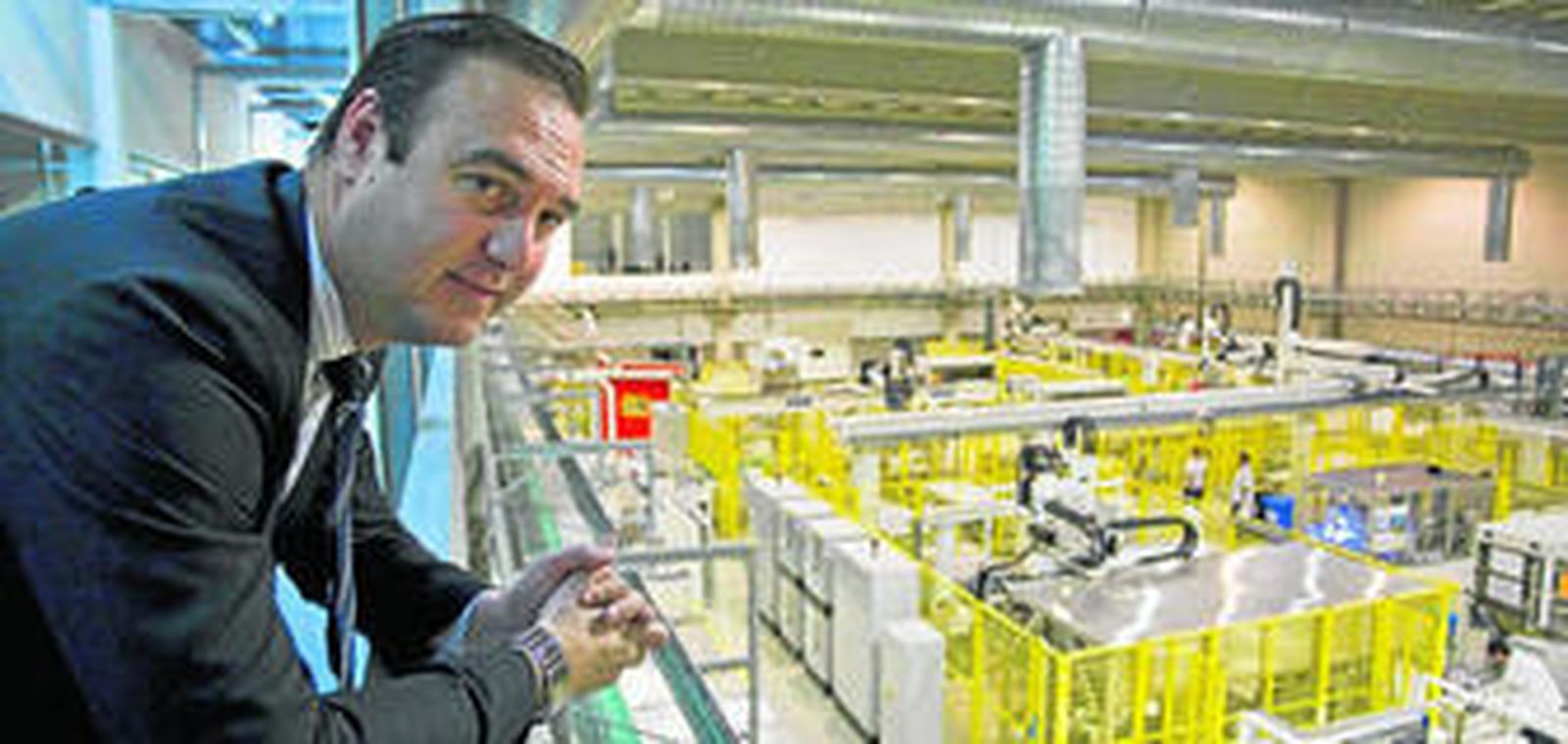 Ángel Luis Serrano, presidente de Isofotón, observa la planta de la fábrica en una imagen de archivo.