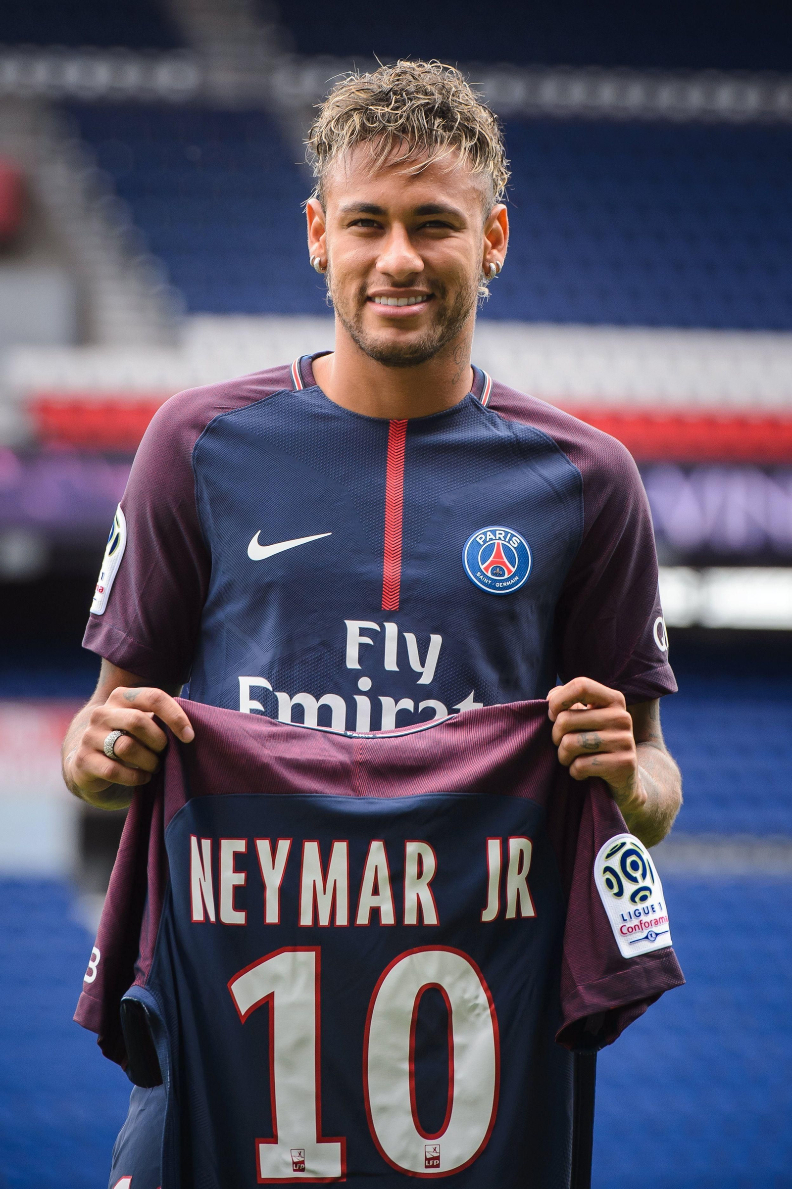 La presentación de Neymar con el PSG, en imágenes