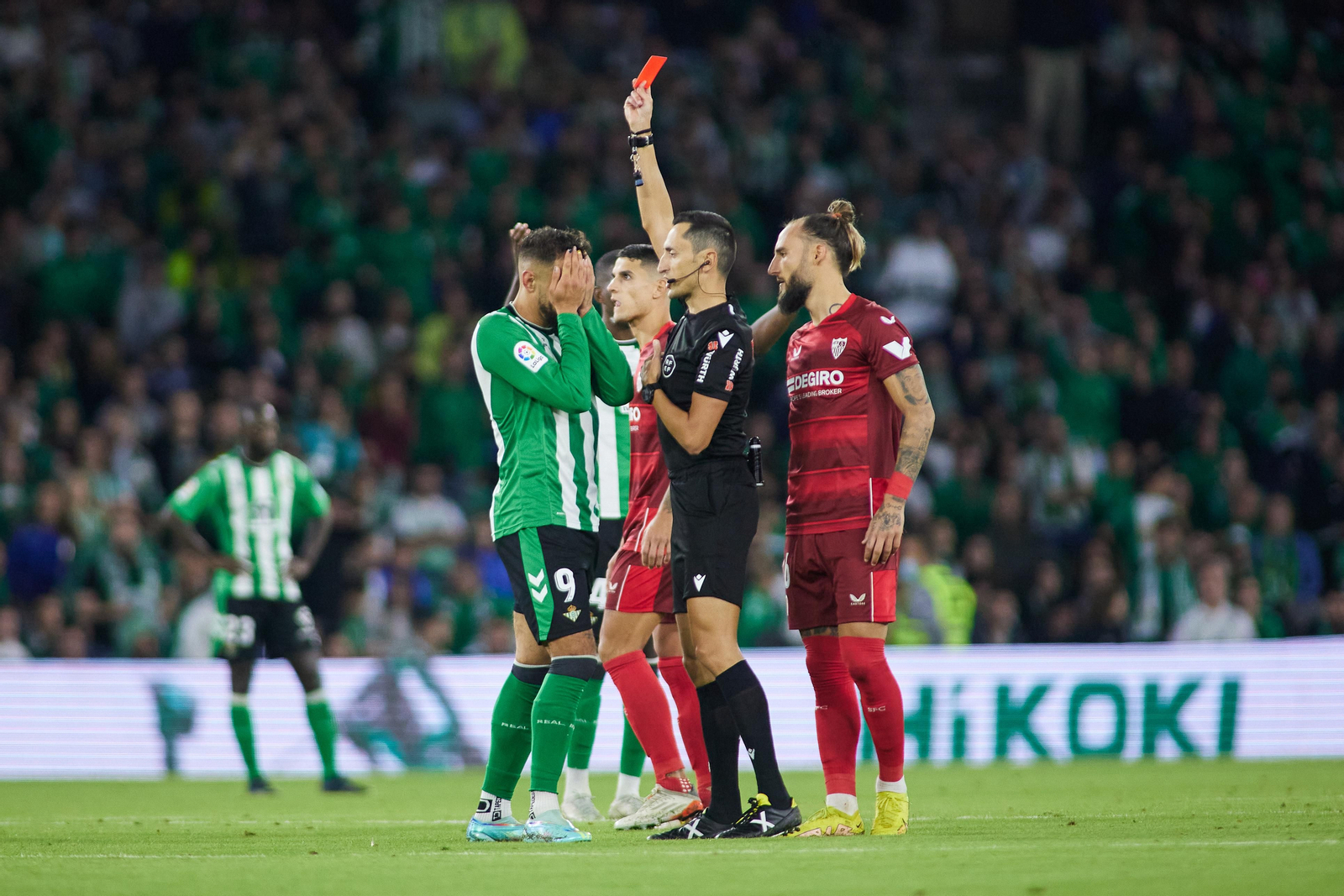 Sánchez Martínez expulsa a Borja Iglesias en el derbi de la temporada pasada