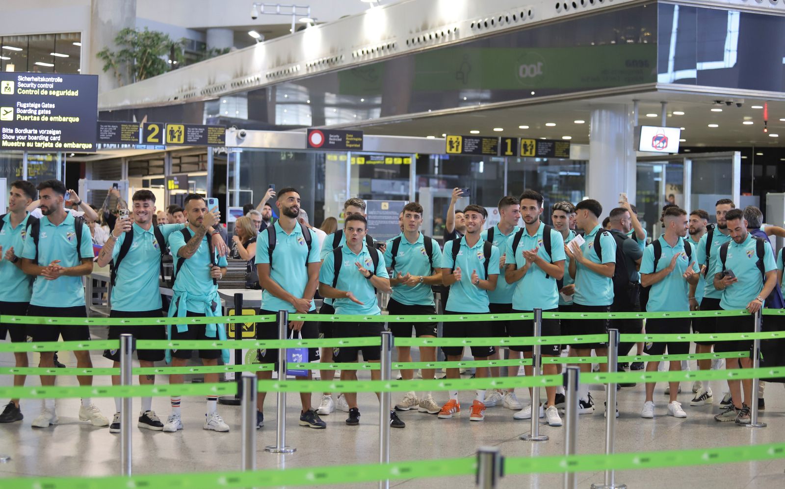 El espectacular preámbulo en el aeropuerto con la afición