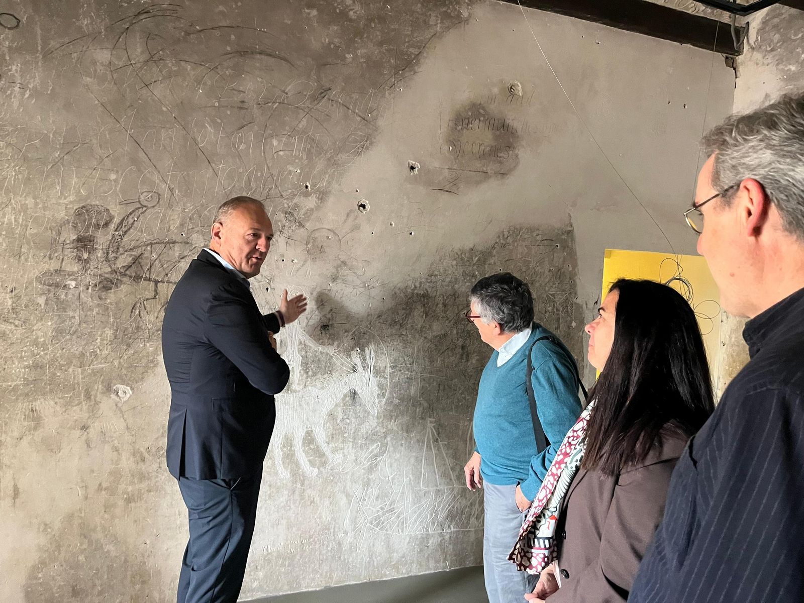 Antonio Fernández Liria con Antonio Gil Albarracín viendo los grafitos.