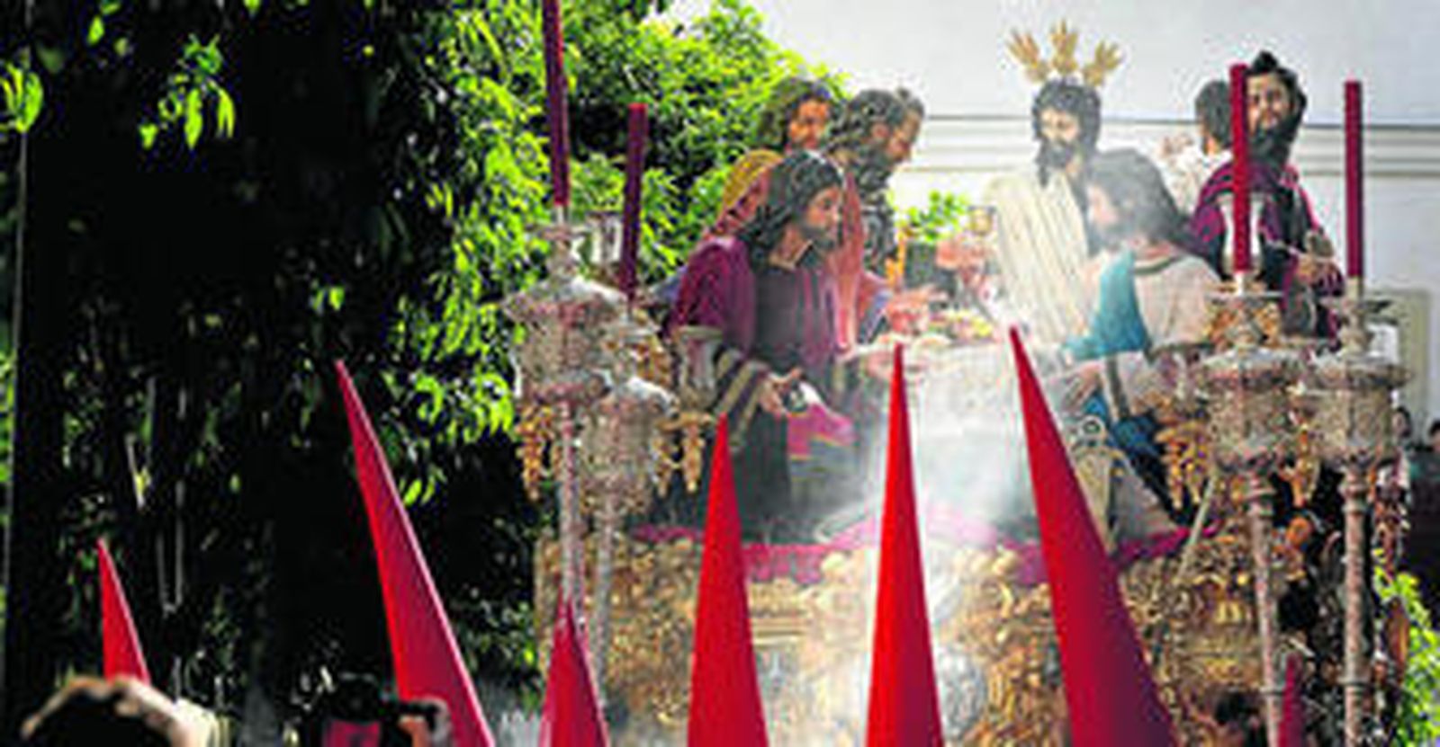 Clásica estampa del misterio de la Sagrada Cena de Nuestro Señor Jesucristo entre el incienso y los naranjos de la plaza San Marcos.