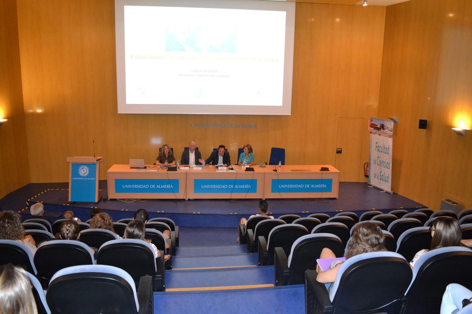 La Facultad de Ciencias de la Salud acogió ayer los actos del décimo aniversario de Enfermeras para el Mundo.