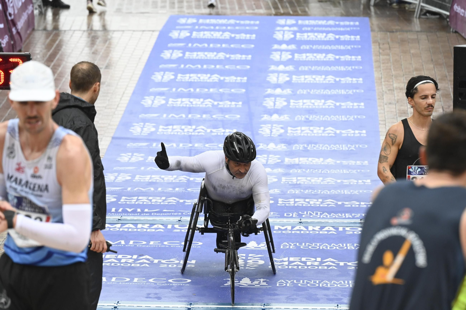 Emoción en la Puerta del Puente: las fotos de la línea de meta en la Media Maratón de Córdoba 2025