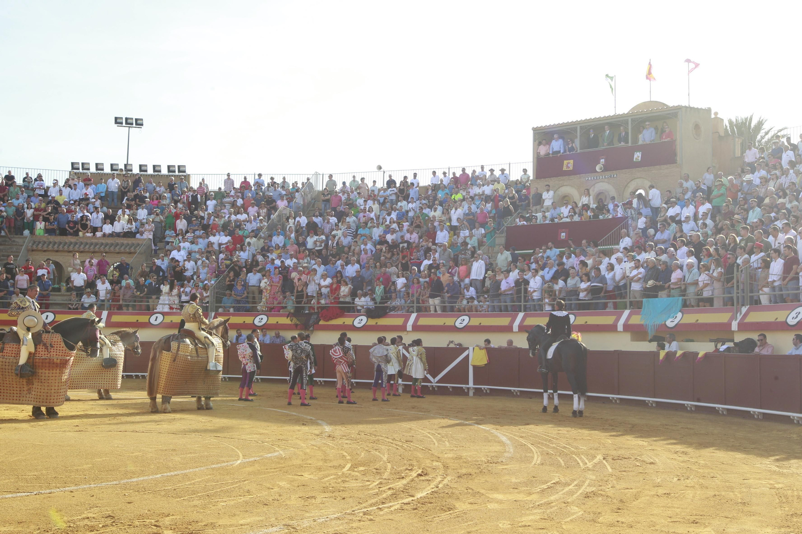 Imágenes de la corrida de toros de la Feria de Vera, con Morante de la Puebla, Emilio de Justo y Pablo Aguado