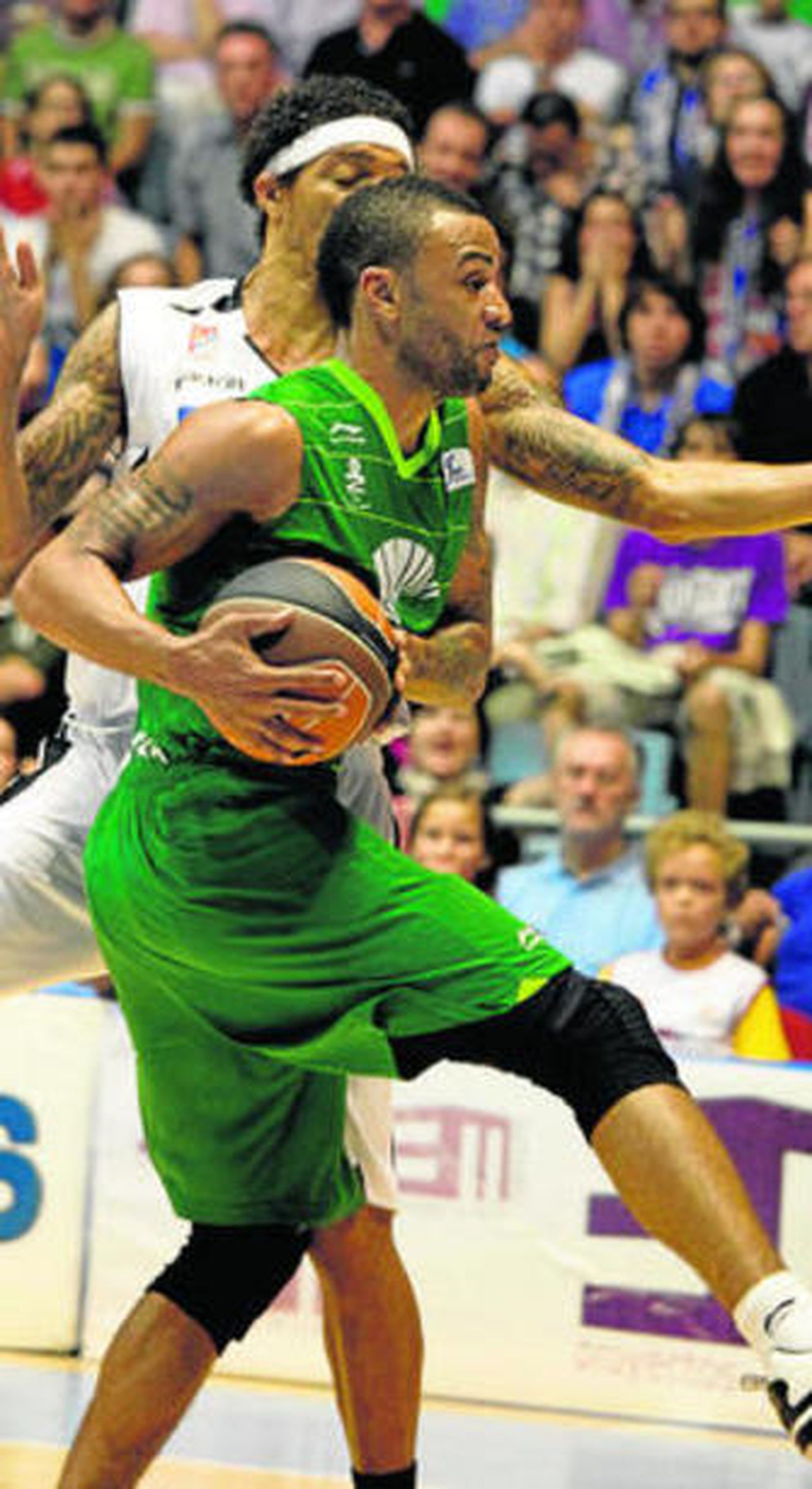 Gerald Fitch domina un balón ante Washington.