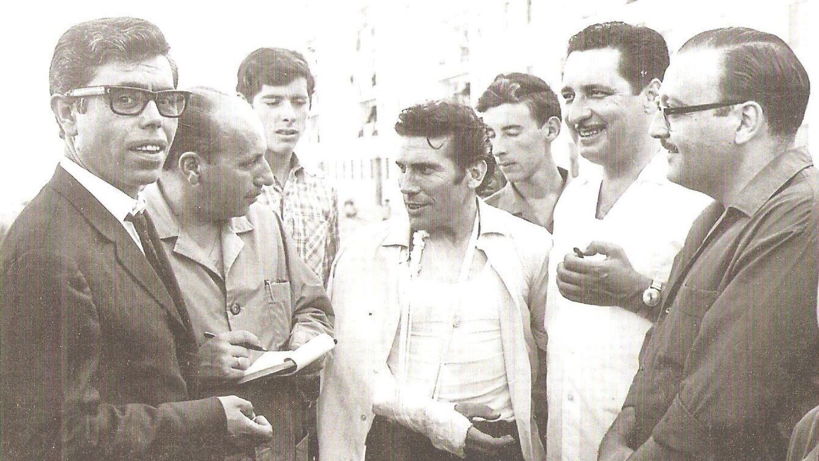 'El Peña', con el brazo en cabestrillo, atiende al periodista Higinio en presencia de Enrique Villegas.