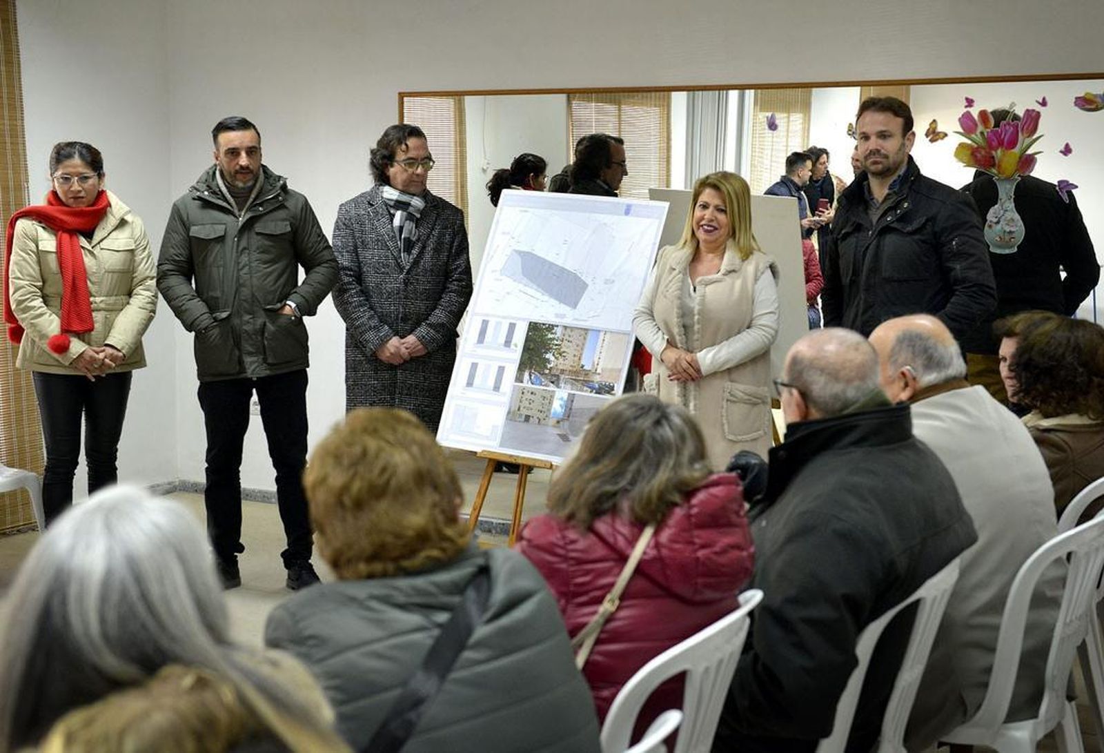 Mamen Sánchez, en la reunión con los vecinos de San Ginés de la Jara.