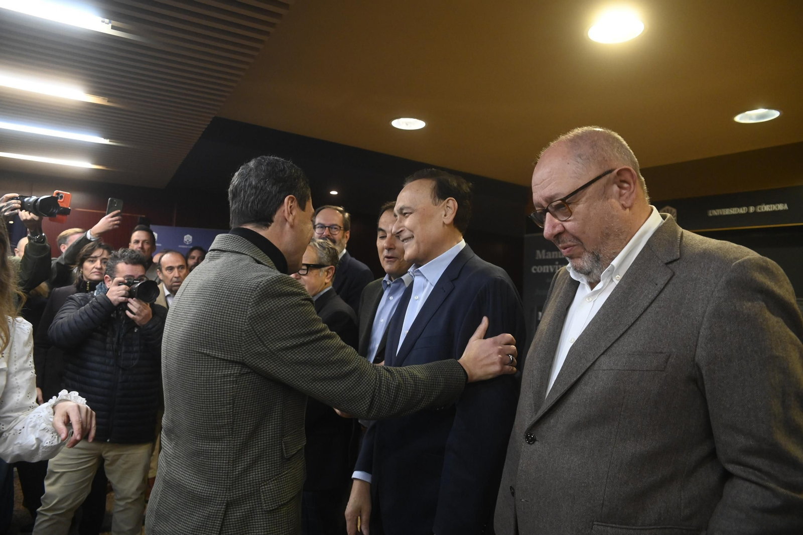 Juanma Moreno presenta en Córdoba su libro 'Manual de convivencia', en imágenes