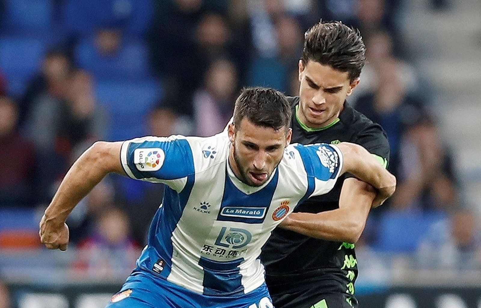 Bartra encima al espanyolista Calleri.