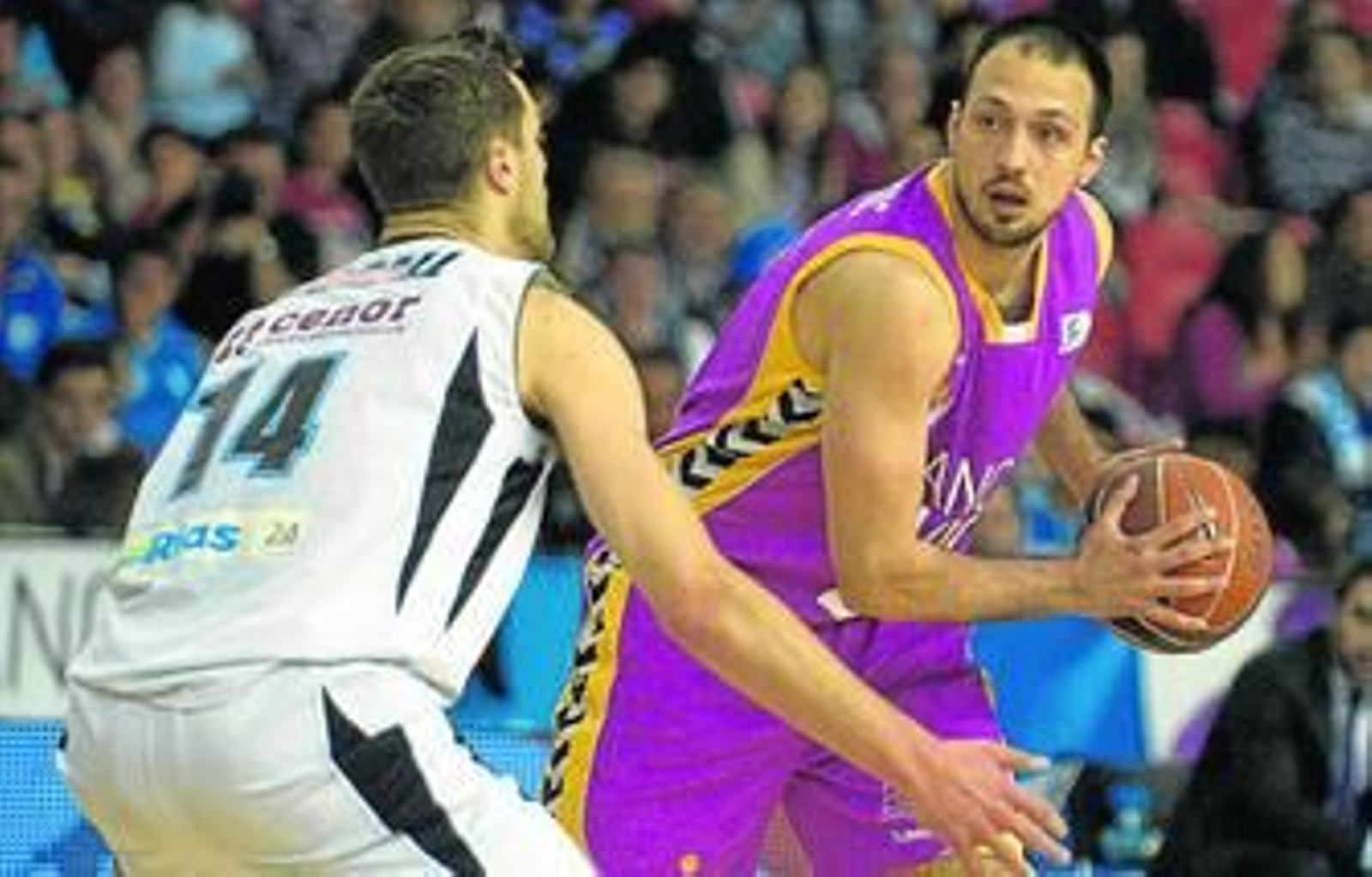 Bogdanovic busca a algún compañero defendido por Kendall el pasado sábado ante el Blusens.