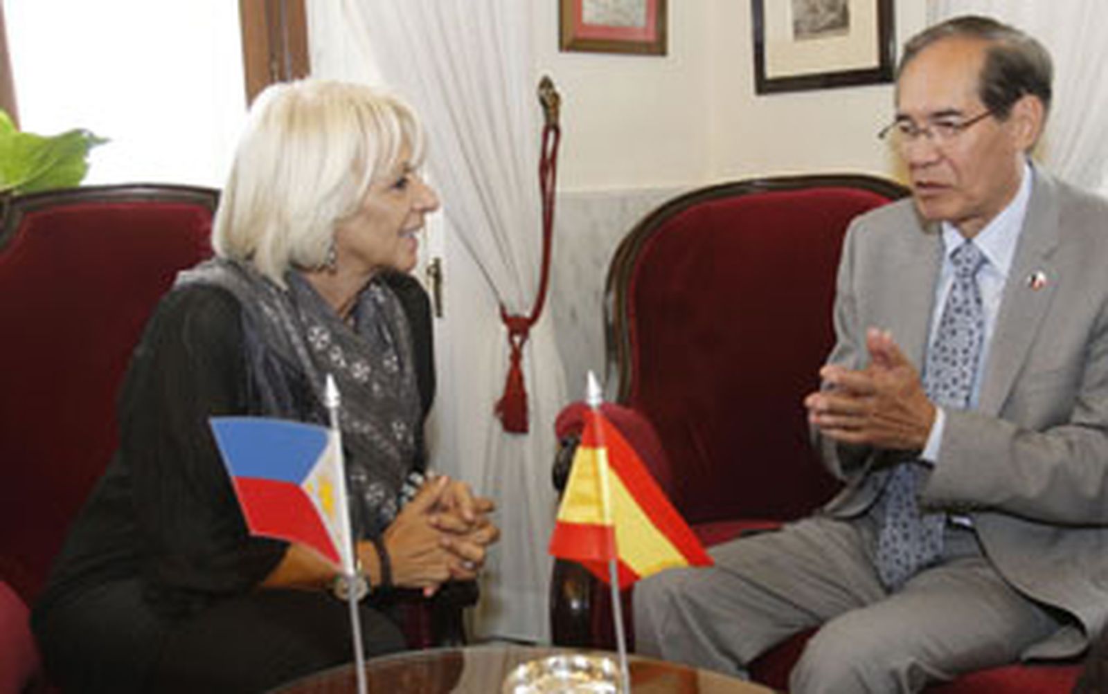 El embajador de Filipinas muestra interés en participar de los actos del Bicentenario