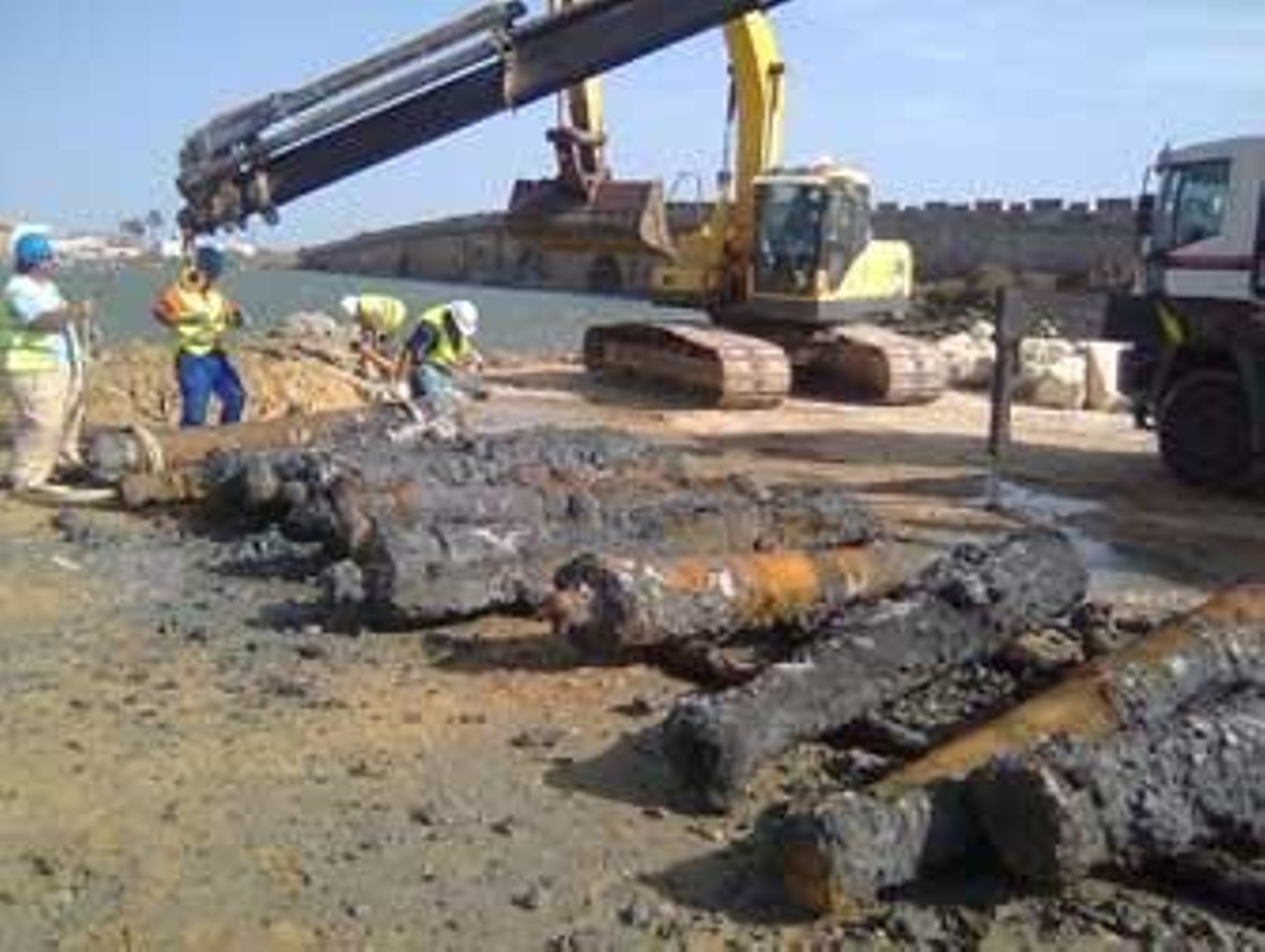 Los cañones hallados ayer en las obras del tranvía junto al puente Zuazo. /Elías Pimentel
