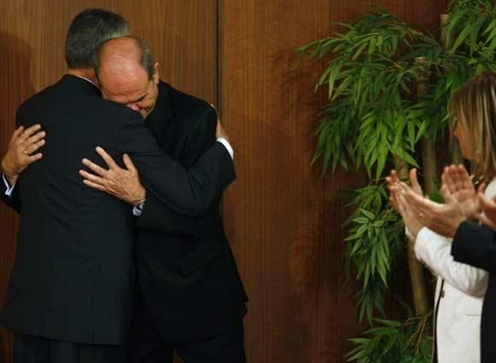 Amigos y familiares escudan a Griñán en su día más 'rosa'