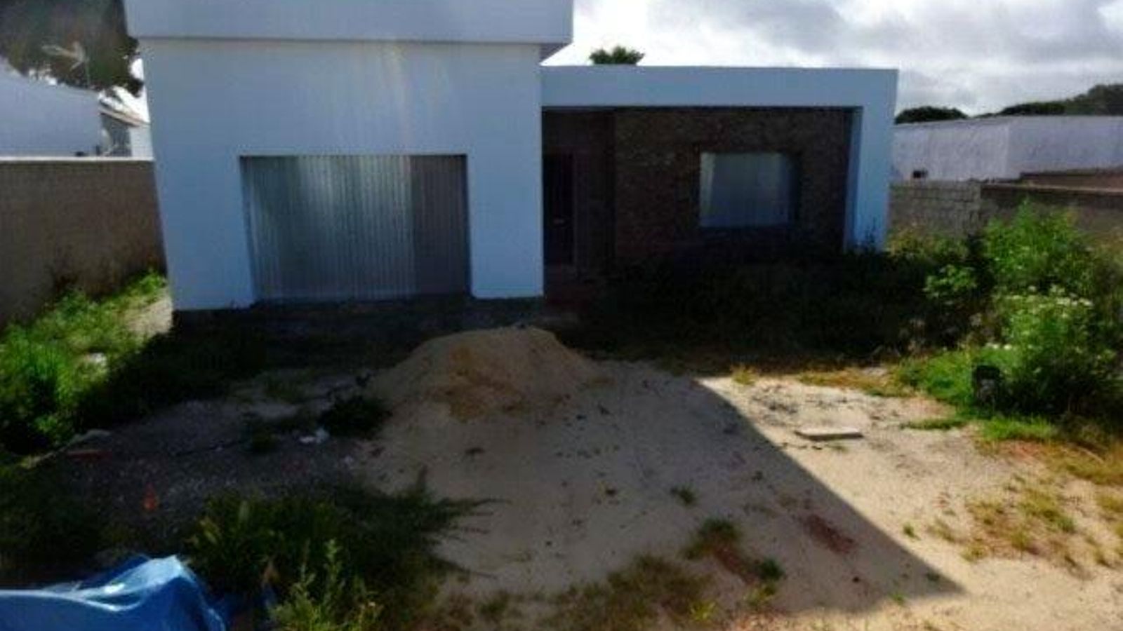 Edificación dentro de una parcela.