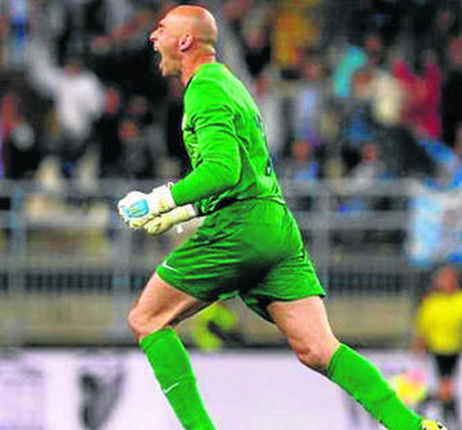 Caballero celebra una victoria en La Rosaleda.