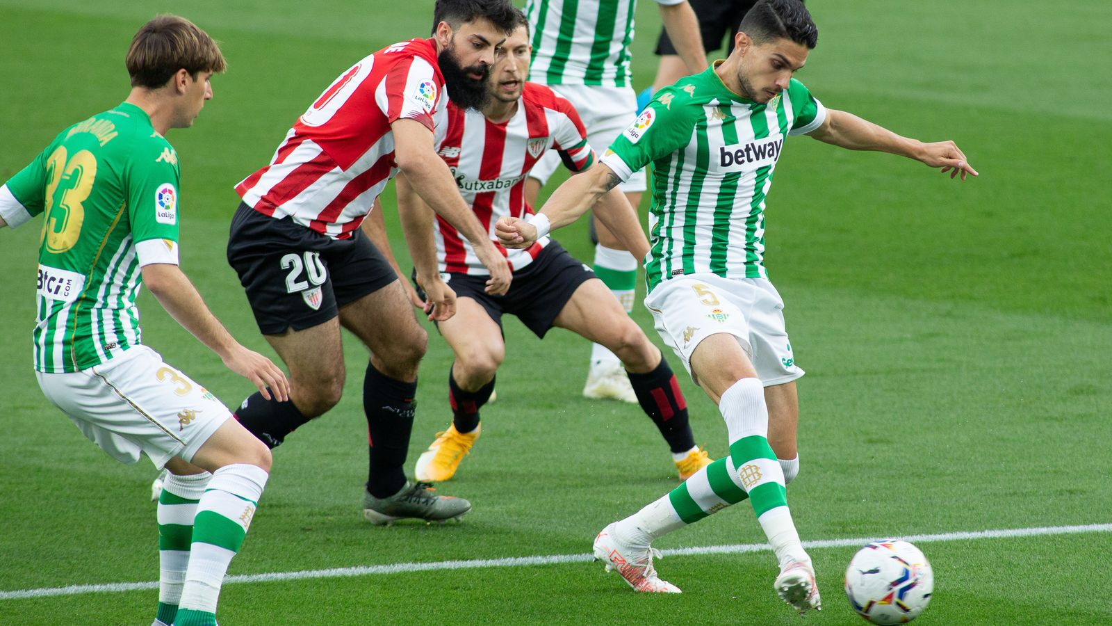 Bartra controla el balón durante un partido frente al Athletic Club.