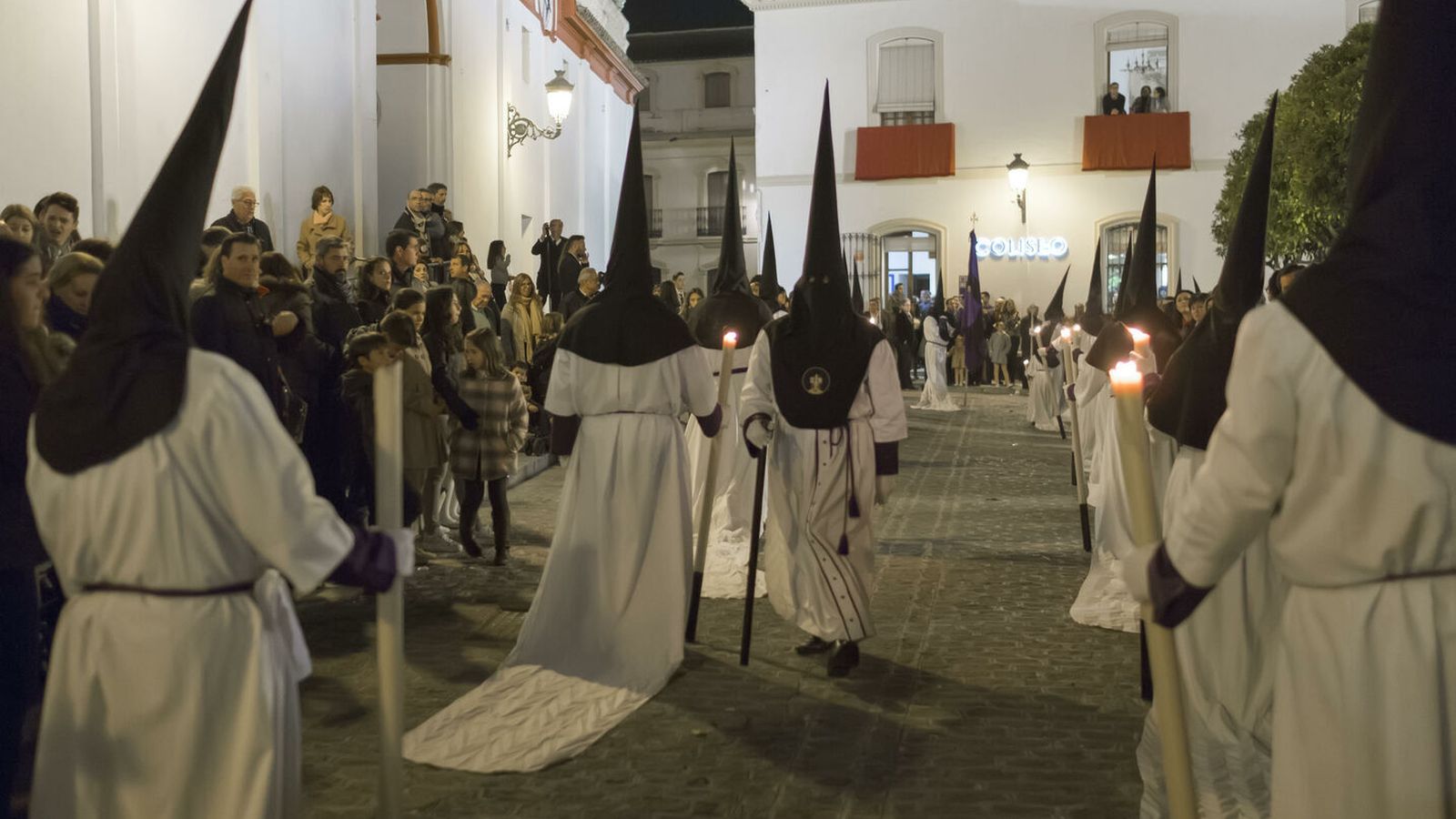 Los nazarenos de la Soledad de Olivares, con la cola suelta al llegar a la Plaza de España.