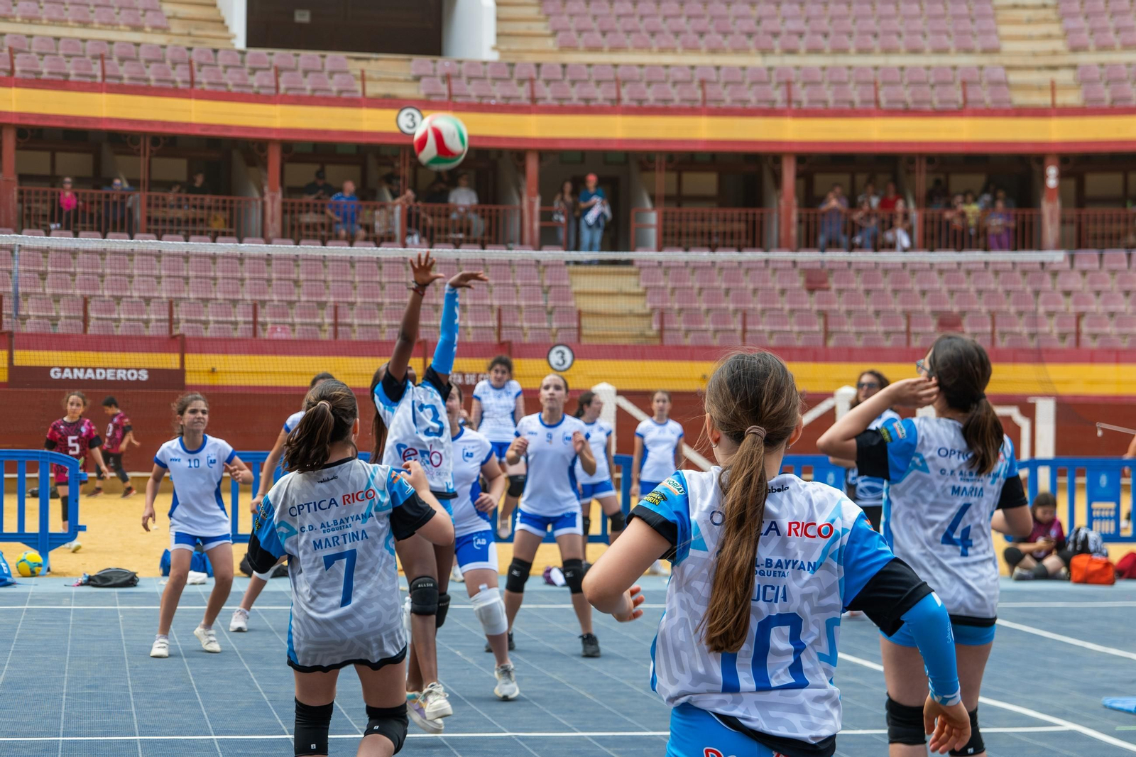 Una acción de uno de los partidos disputados en la Plaza de Toros de Roquetas de Mar durante la competición.