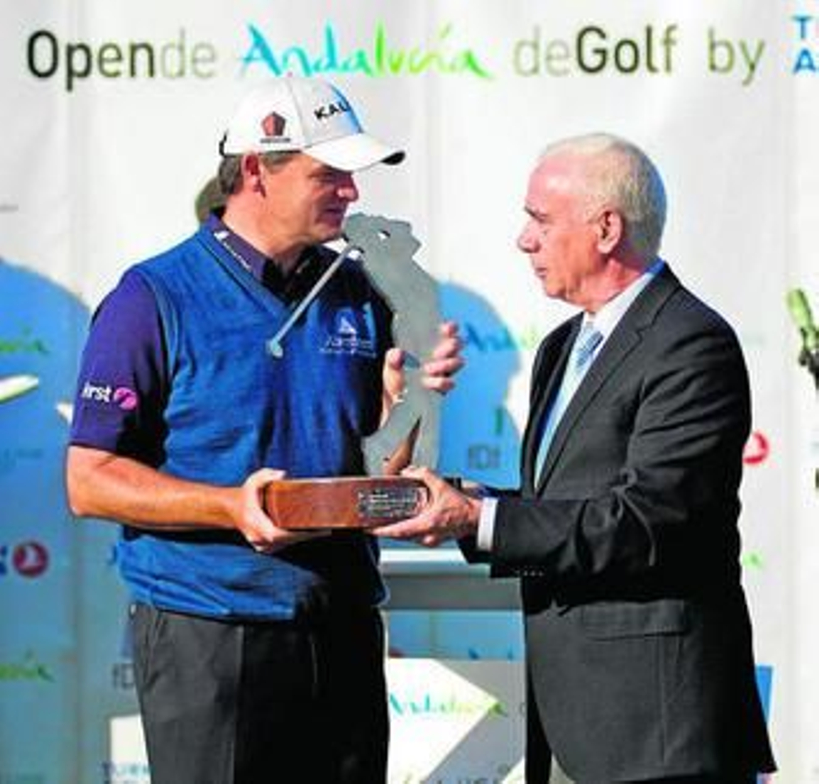 Luciano Alonso entrega el trofeo de ganador a Paul Lawrie.