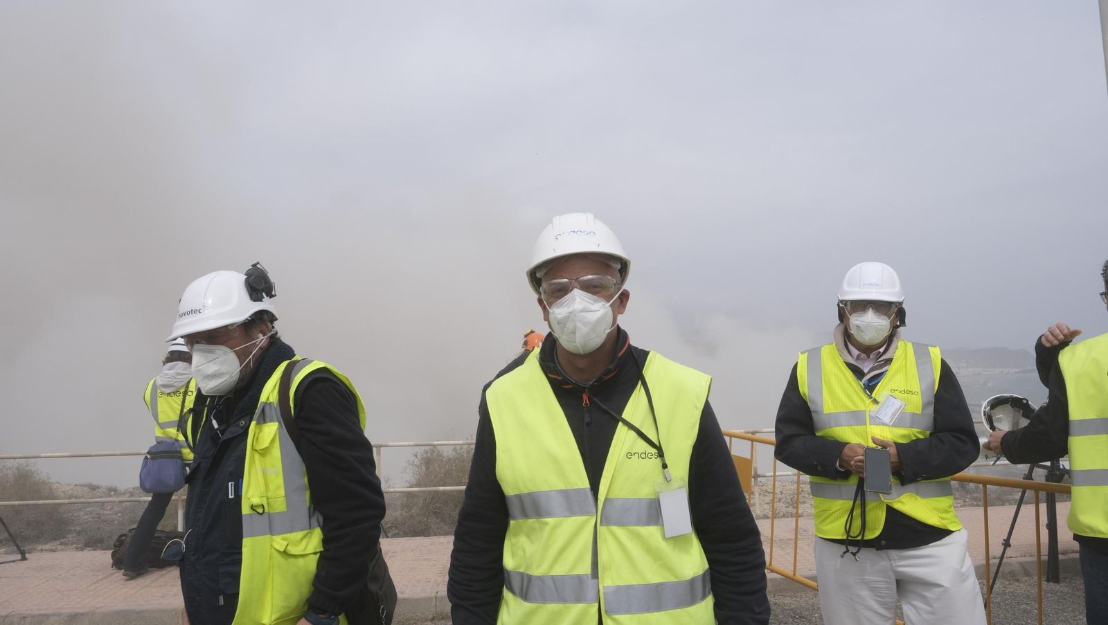 El derribo de la Torre Litoral de Endesa en Carboneras, en imágenes