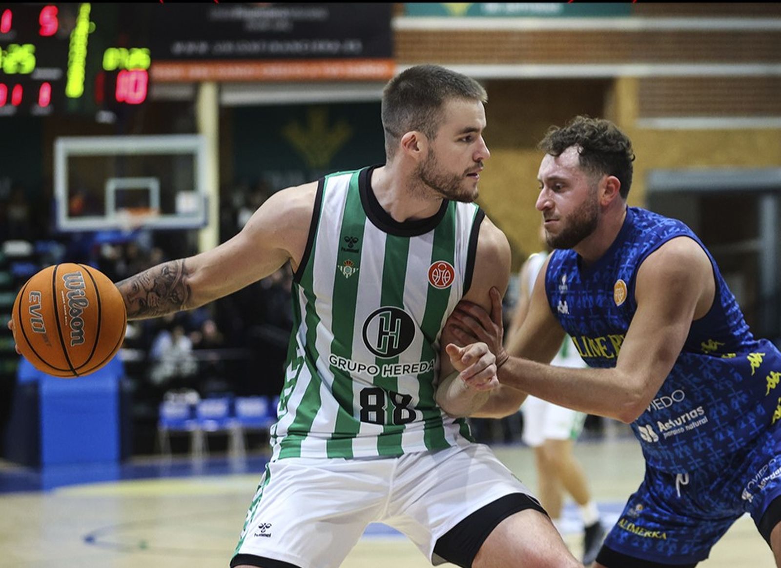 Radoncic bota el balón ante Menuge.