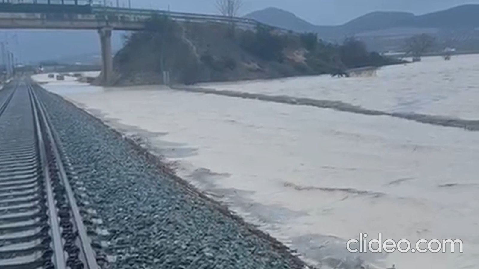 Inundación junto a las vías del AVE de Granada a la altura de Huétor Tájar