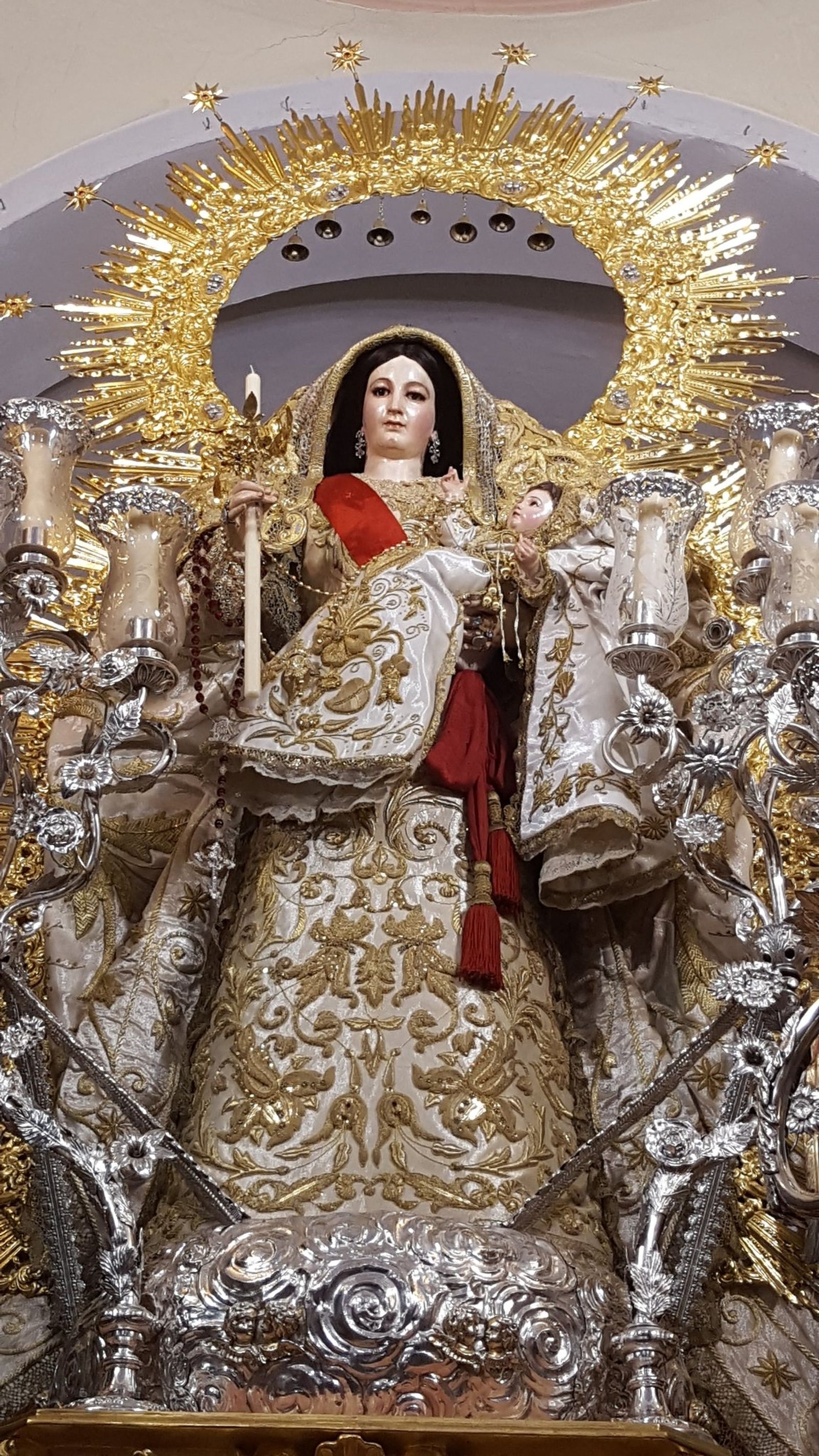 Asaltan la parroquia de Carrión, profanan el Sagrario y roban las coronas de la Virgen del Rosario y el Niño