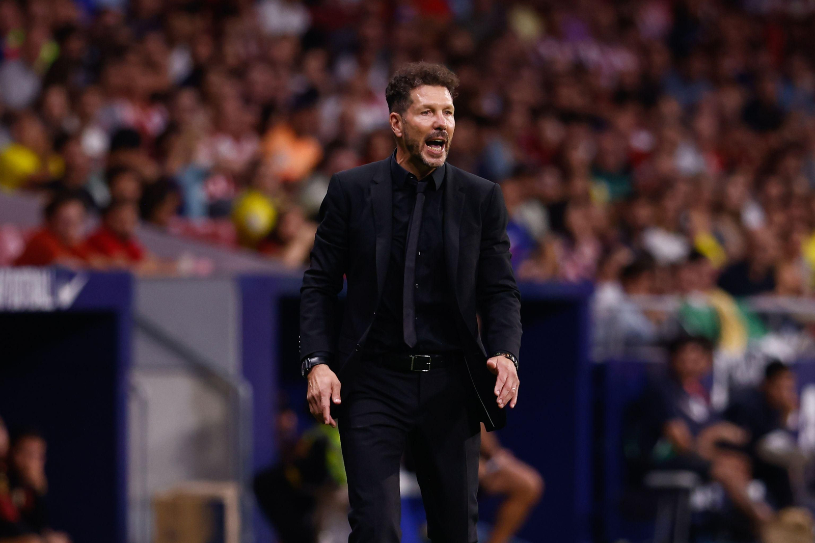 Simeone grita a sus jugadores desde la banda del Metropolitano.