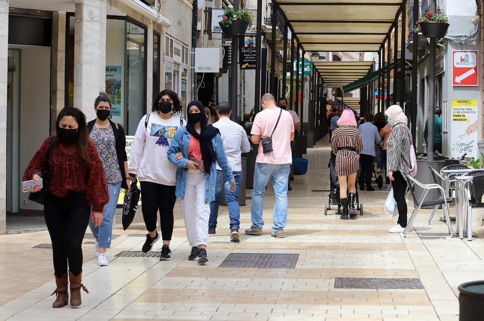 Ambiente en una calle del centro de la capital onubense.